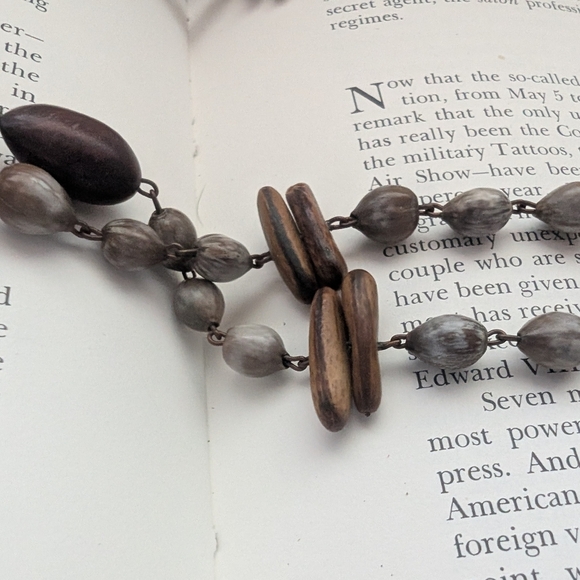 Elegant Multi-Color Beaded Necklace - Picture 7 of 10